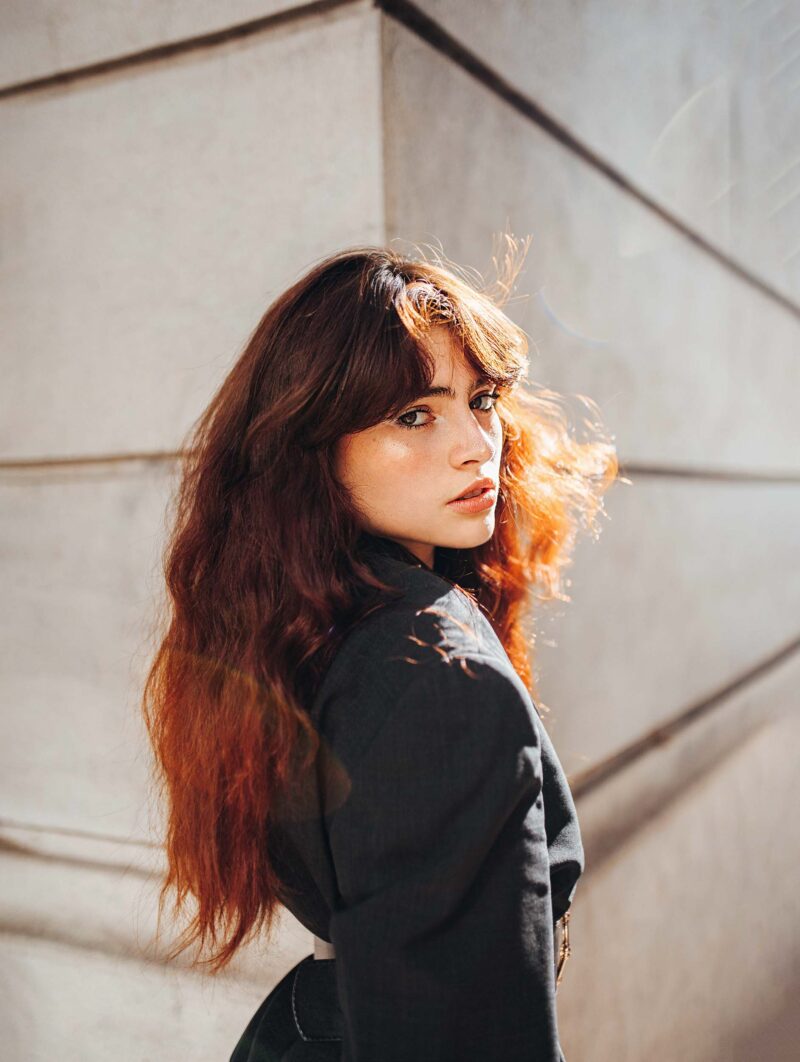 Femme aux cheveux longs et ondulés