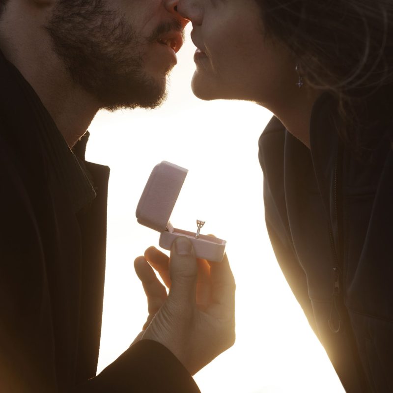 vue-laterale-homme-proposant-a-une-femme (1)